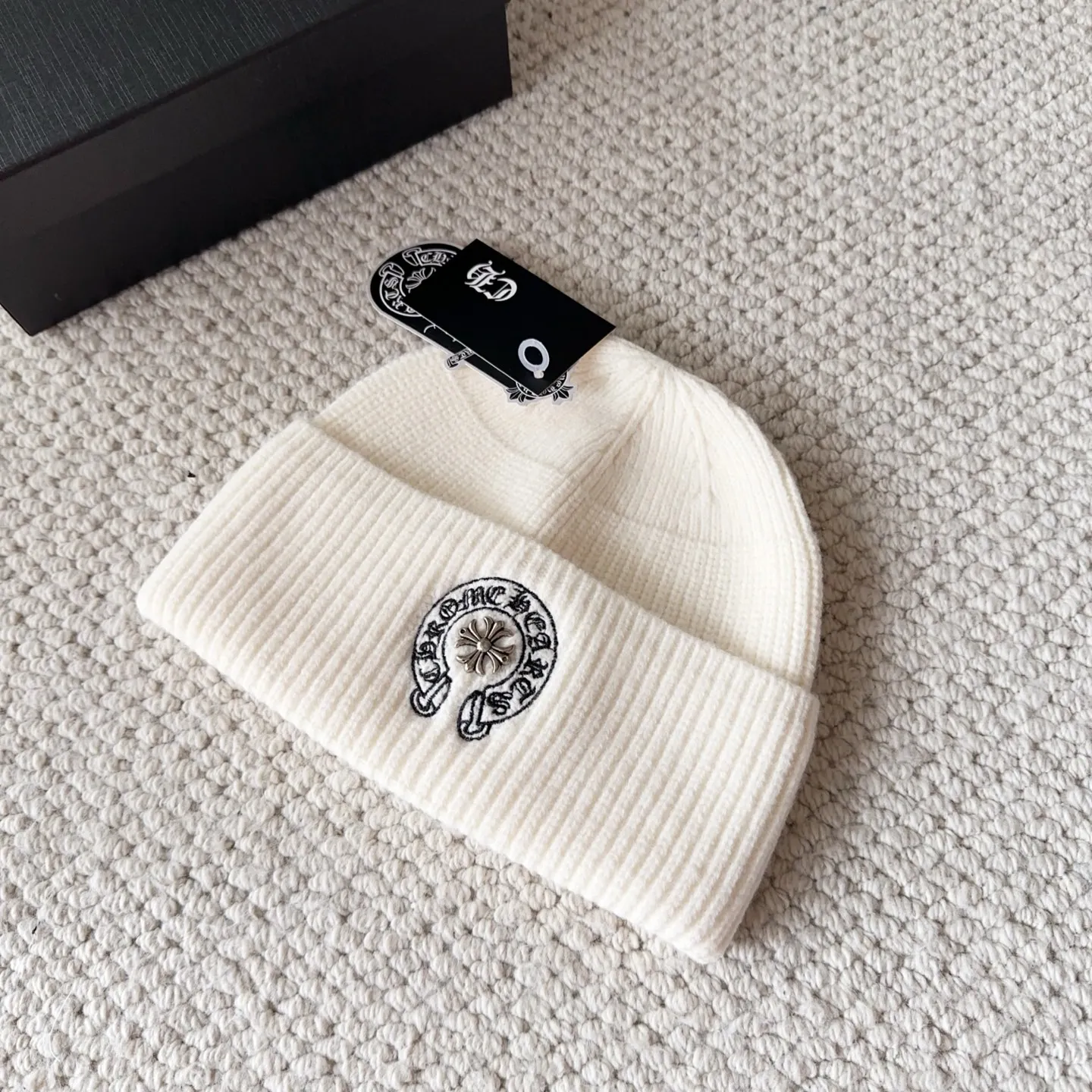 💰60 Crow Heart Autumn and Winter Wool Knitted Beanie This must be a favorite of minimalism. It is clean, neat, fashionable and versatile, and will definitely not be picky about your face shape! A fashionable classic that lasts forever! Fashionable black and white can be purchased together!